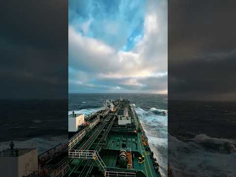 MAN 👨 VS SHIP 🚢 || Activities in North Atlantic Ocean 🌊 || #beingmariner #ship #waves #trending