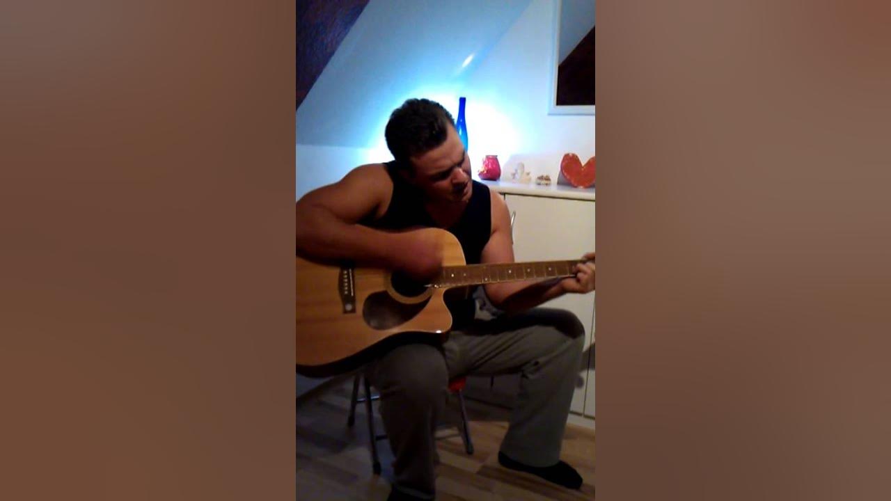 в шумном зале ресторана средь веселья. песня шумный ресторан. чункуров хамид - шумный ресторан под гитару плюс балалайка. музыкальный вечер в ресторане. одиночество на вечеринке.