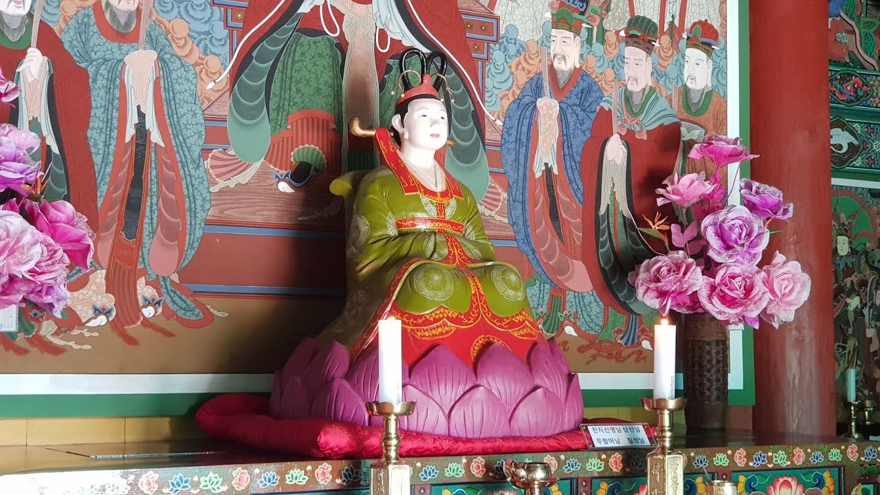 영양의 일월산 지나간다 도로의 오른쪽 화려한 (황씨 산당)건축물 자세히 보려