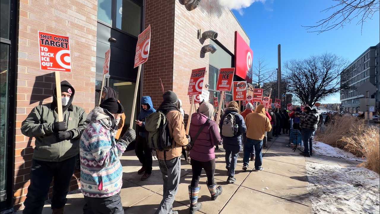 Протестующие против ICE (Иммиграционной и таможенной службы США) собрались возле магазина Target ...