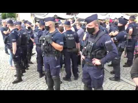 Wideo: Jak Radzić Sobie Z Policją Na Wiecu