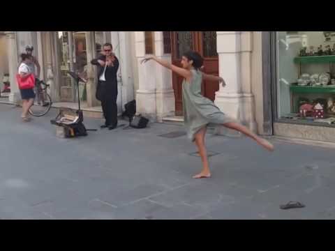 Ballerina from Palestine could not resist the melody of a street musician in Italy