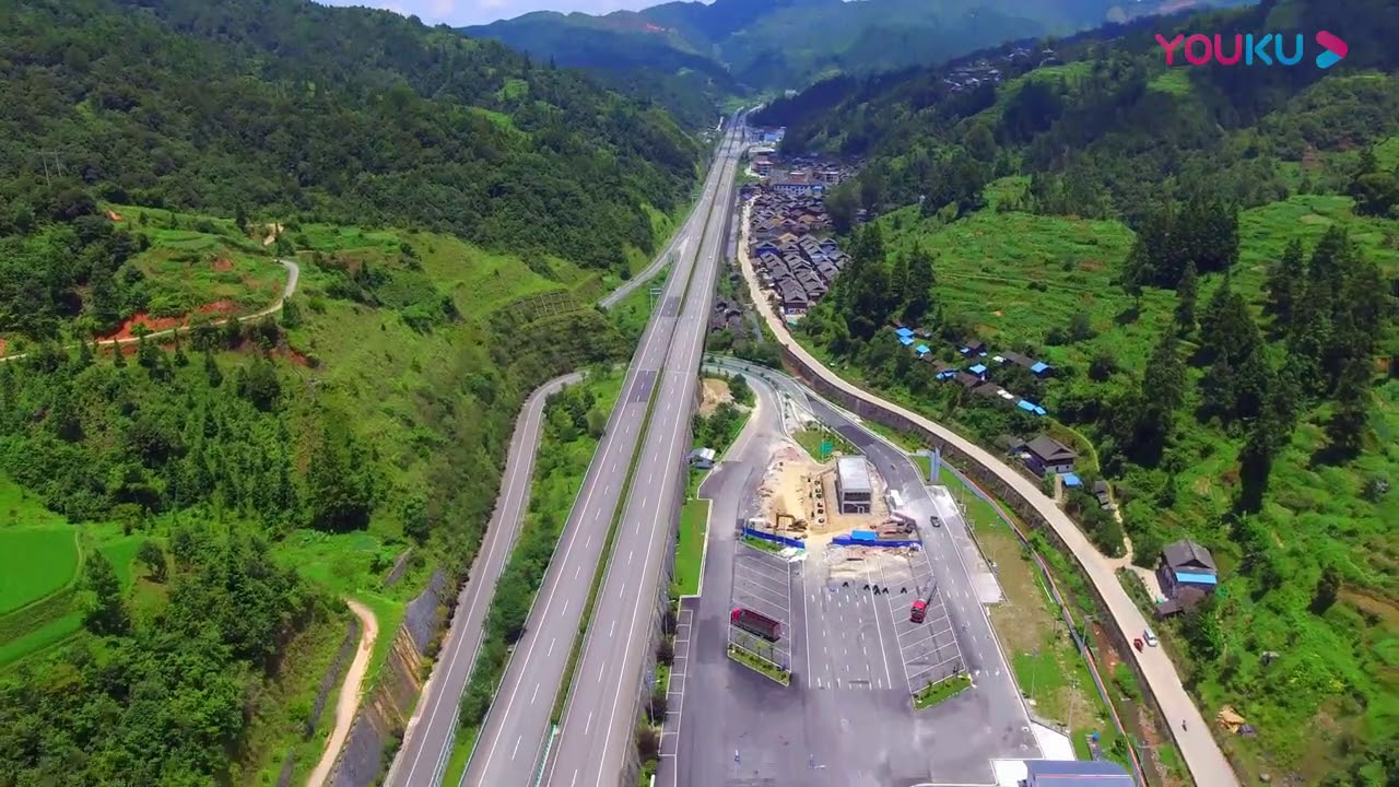 Скоростная автомагистраль в Дашанли, Гуйчжоу, действительно красивая и впечатляющая, оплакивая