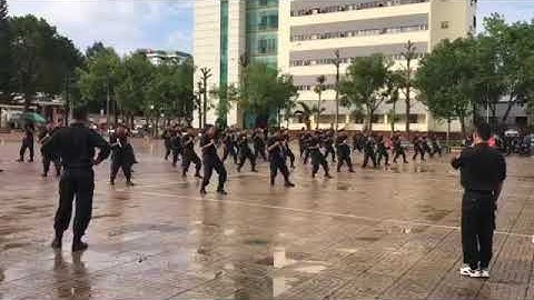 Cảnh Sát Cơ Động biểu diễn côn nhị khúc