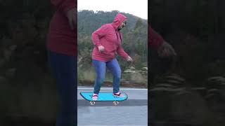 Бабуля на скейте делает флипы Grandmother on a skateboard #отправьдругу #прикольно посмотри другие