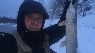 Москва-река, зимний спиннинг! Ловля щуки на спиннинг ЗИМОЙ! Бывают и такие рыбалки!!!