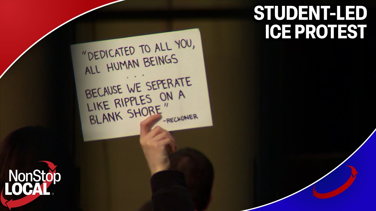 Студенты протестуют против ICE, покидая класс.