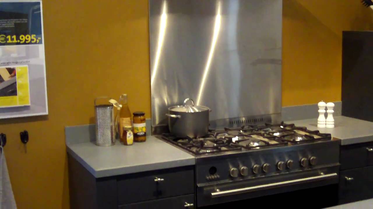 Afzuigkap keuken: afzuigkap in plafond keuken.