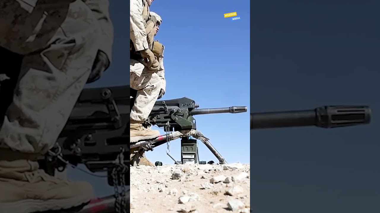 Морские пехотинцы США ведут огонь из 40-мм гранатомета Mark 19.