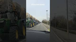 Tractores manifestandose contra la falta de ayudas al sector.
