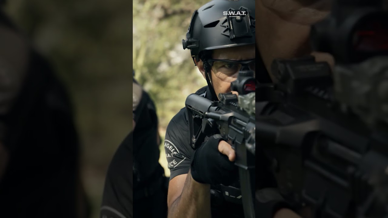 Un sospechoso entra en casa y empieza a disparar | S.W.A.T. en Español -  YouTube