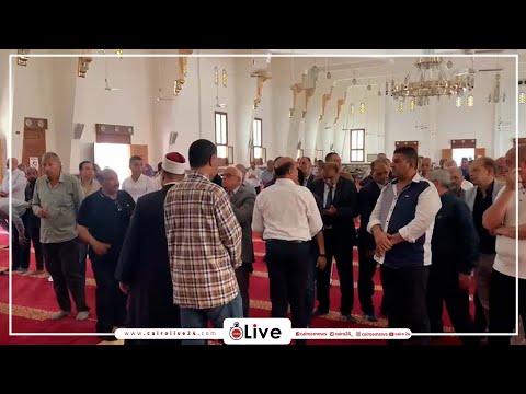 أيه المشكلة لما ننظر شوية أمام مسجد العباسي يؤجل إقامة صلاة الظهر لوصول جثمان شقيقة محافظ أسوان