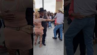 Carmela y Don Héctor bailan así!💃🏻🕺🏻😱 #laliber #viral #chihuahua #plaza #cumbia