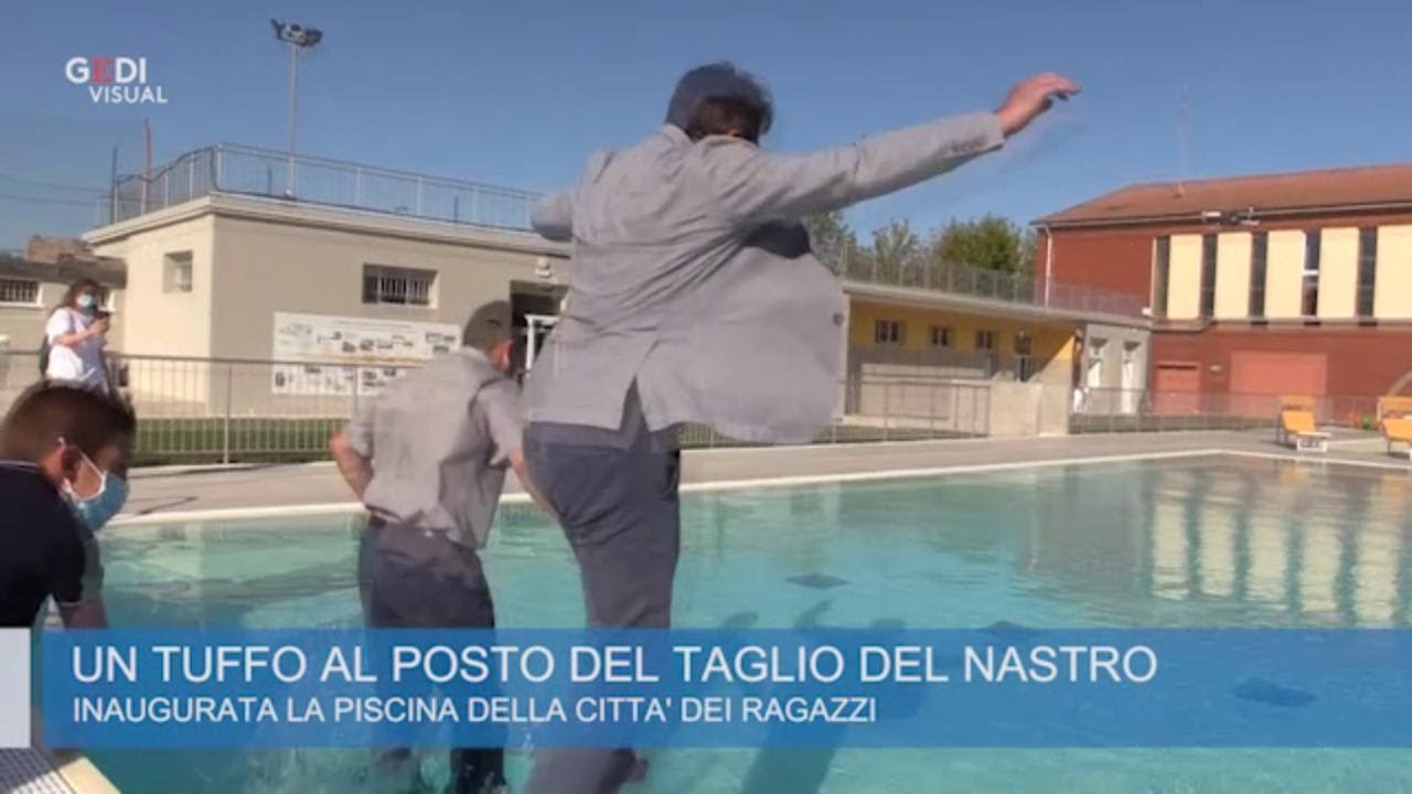 Modena, la piscina Cdr inaugurata con tuffo in acqua del sindaco ...