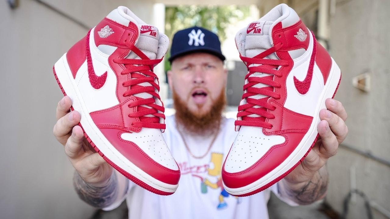 AIR JORDAN 1 Varsity Red Chenille REVIEW & On Feet - YouTube