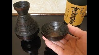 厚さ０.１ｍｍの鉋屑から巻胎技法で作る酒器  Drinking vessel made from 0.1mm-thick wood shavings by kentai technique.