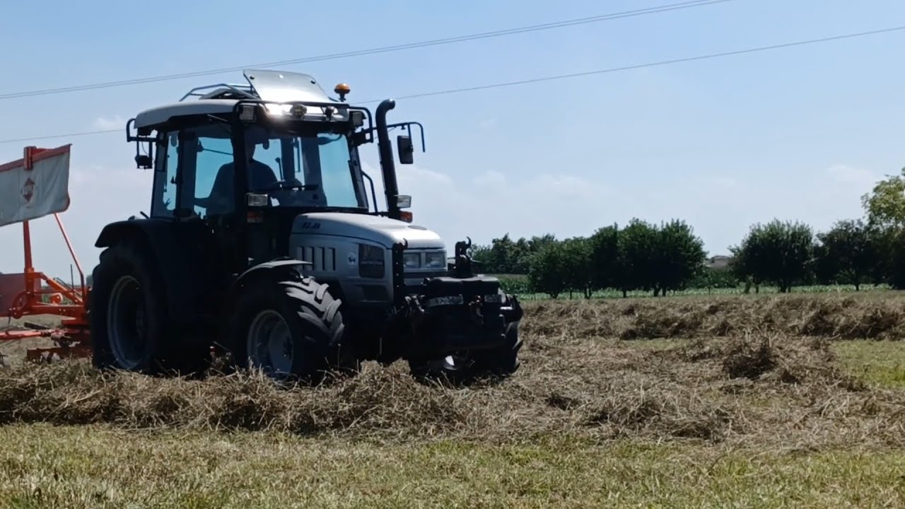 Andanatura fieno con Lamborghini R2 86 e andanatore Kuhn