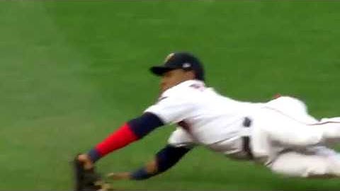 Jorge Polanco makes a full-extension dive to snag a grounder