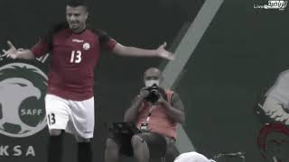 شاهد قبل الحذف لاعب يمني يضرب لاعب سعودي??