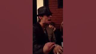 Ulises Bueno cantando canta Amada Mia en la puerta de Animales Sueltos (parte 2)