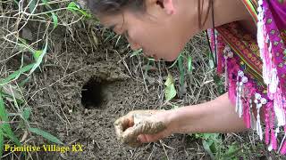 Amazing Hand Fishing Video - Primitive Girl&#39;s Catching Fish By Hand Dry Place