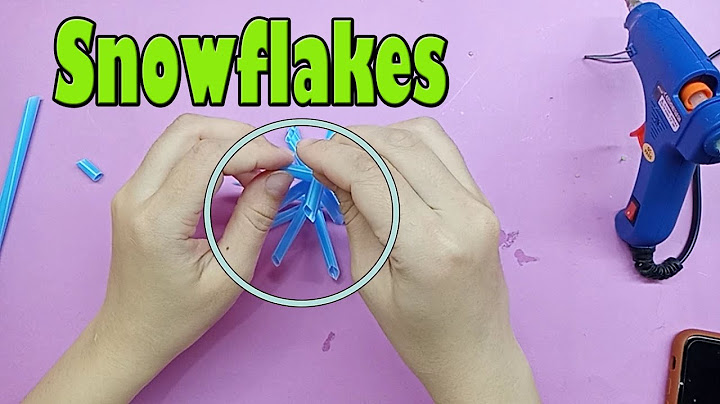 Use blue straws to shape snowflakes as a pine decoration