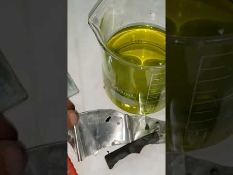 اختزال الذهب من الماء الملكي بواسطه معدن الزنك الموجود في البطاريات القديمه 