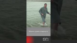 Пропагандист Красовский прогулялся в халате по пляжу Мариуполя и заявил, что там будет «фантастично»