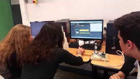 Play coconut shy with Poppy Ergo-Jr