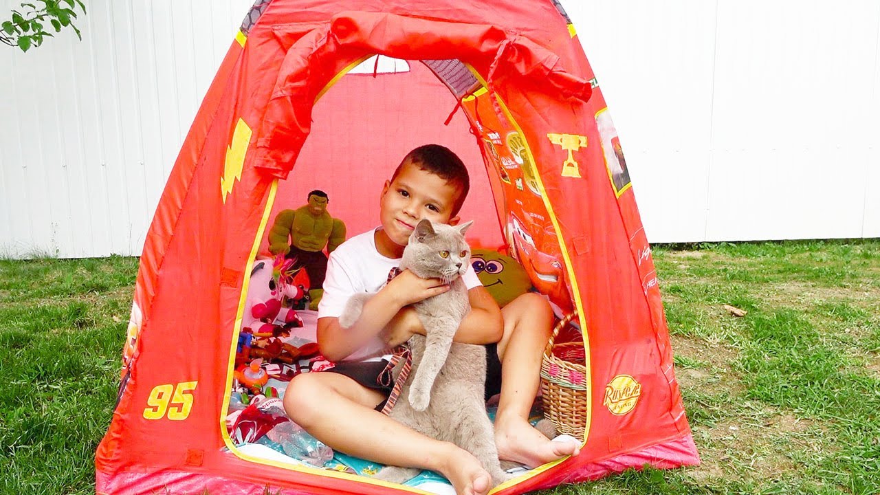 Егорка играет со странной игрушечной палаткой