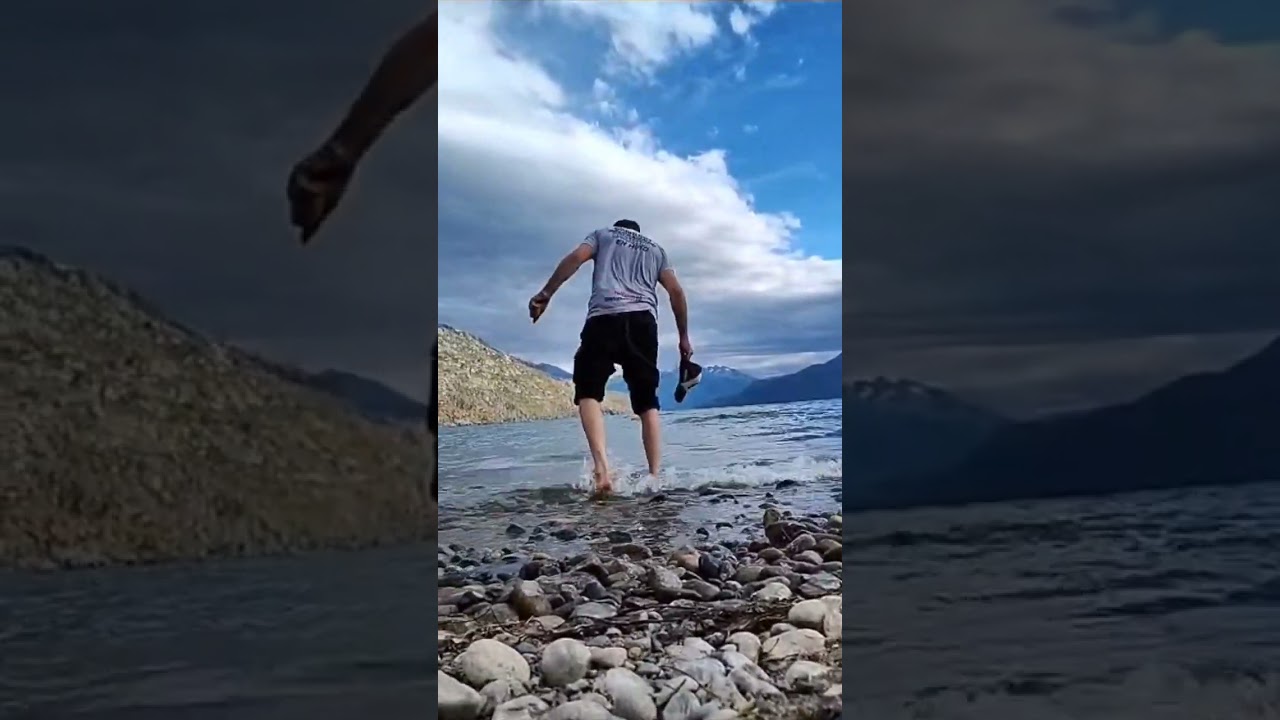 Está fría? #lagopuelo #agua #aguafria #patagonia #chubut #2023 #argentina #travel #parejaviajera