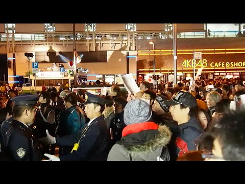「帰れ！」「ゴミ！」秋葉原駅前で聴衆の一部からメディアに罵声