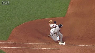 NYY@BOS: Pirela beats throw for RBI infield single