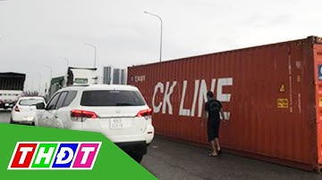 Thùng container rơi đè trúng xe tải, tài xế nói do... gió thổi | THDT