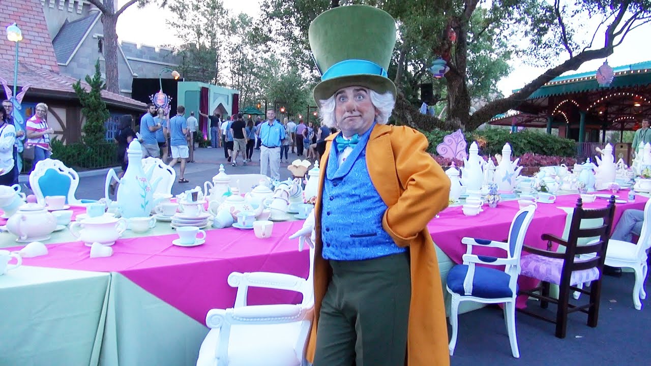 Mad Hatter Shows us Elaborate Alice In Wonderland Table Spread at Magic