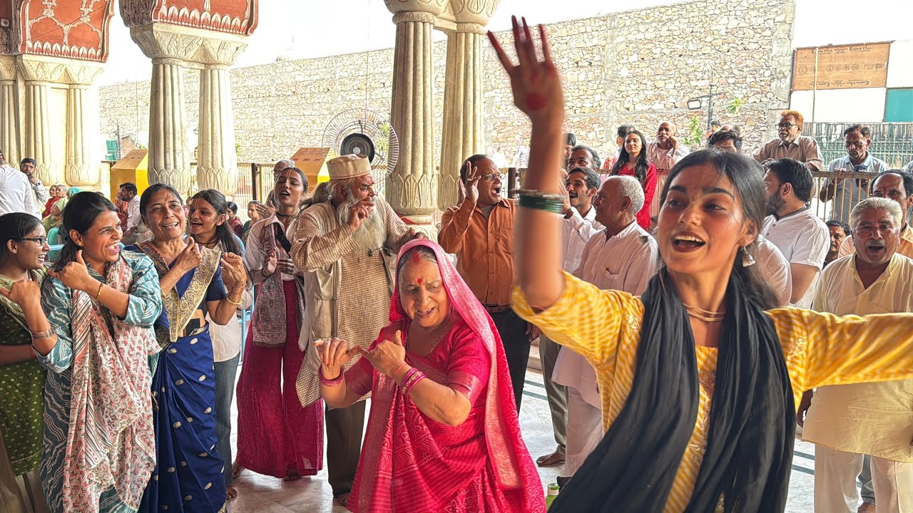 Govind Dev Ji का सबसे प्यारा भजन | सुनते ही मन भर आए | New Viral Bhajan 2025