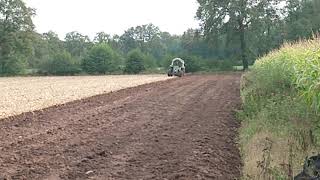 Fendt Favorit 610S beim Maisstroh unterpflügen mit Niemeyer 3 Schar.