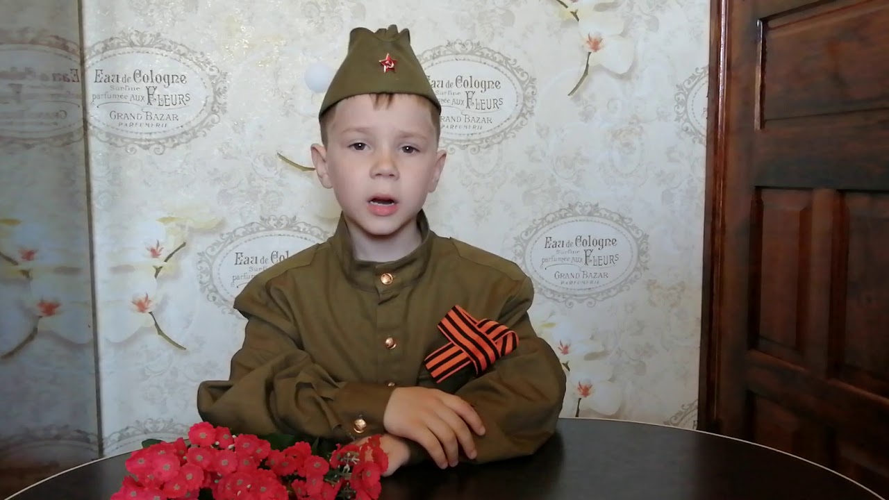 Мальчик читает стихотворение. Над могилой в тихом парке. Видео за Россию читают стихи дети.