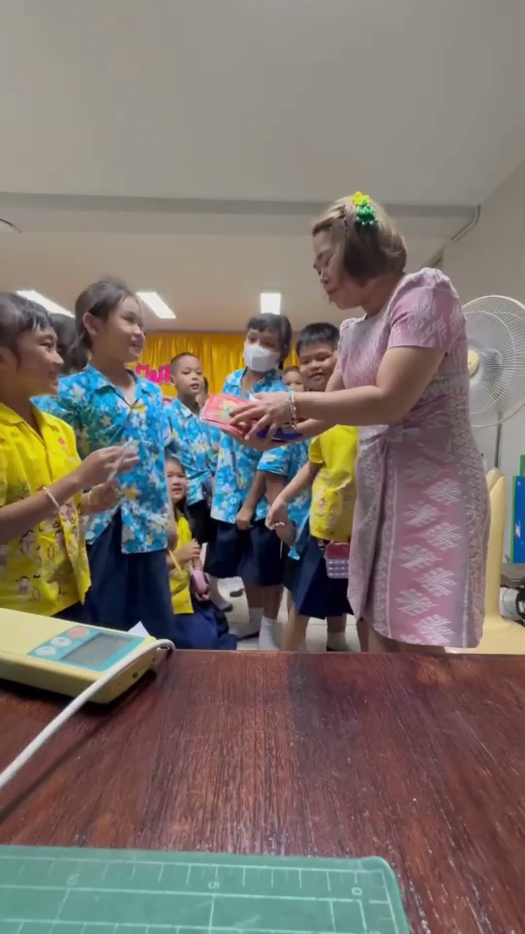 แอบให้ขนมครู | ครูนกเล็ก