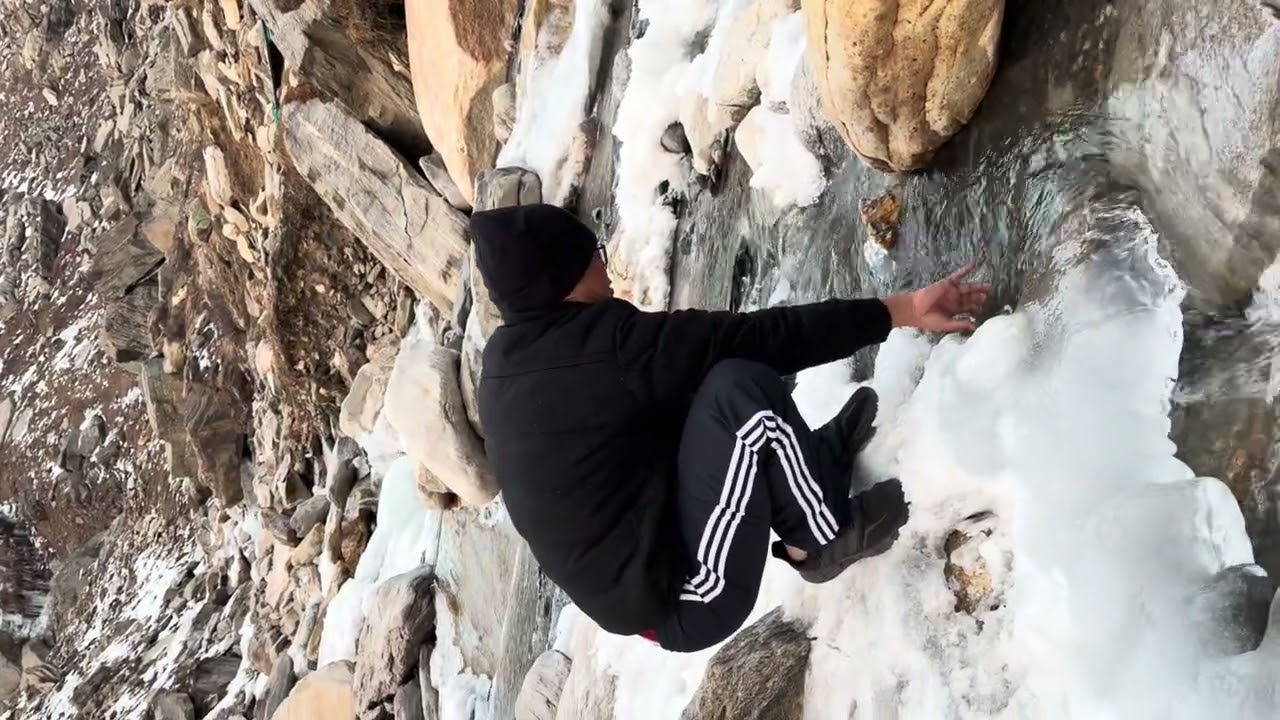 When in Manali 🥶🥶..icebreaking moment .its freezing 