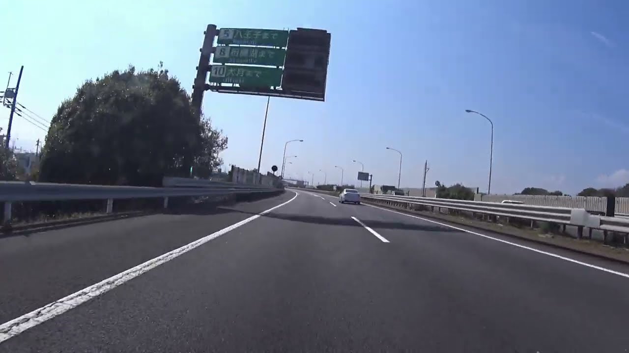 高速道路でずっと追い越し車線を通行 - YouTube