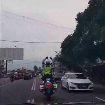 Amazing seorang Polantas dalam mengawal Ambulance