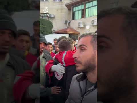 مشهد مؤثر لانهيار مسعف بالهلال الأحمر الفلسطيني إثر استشهاد زميله