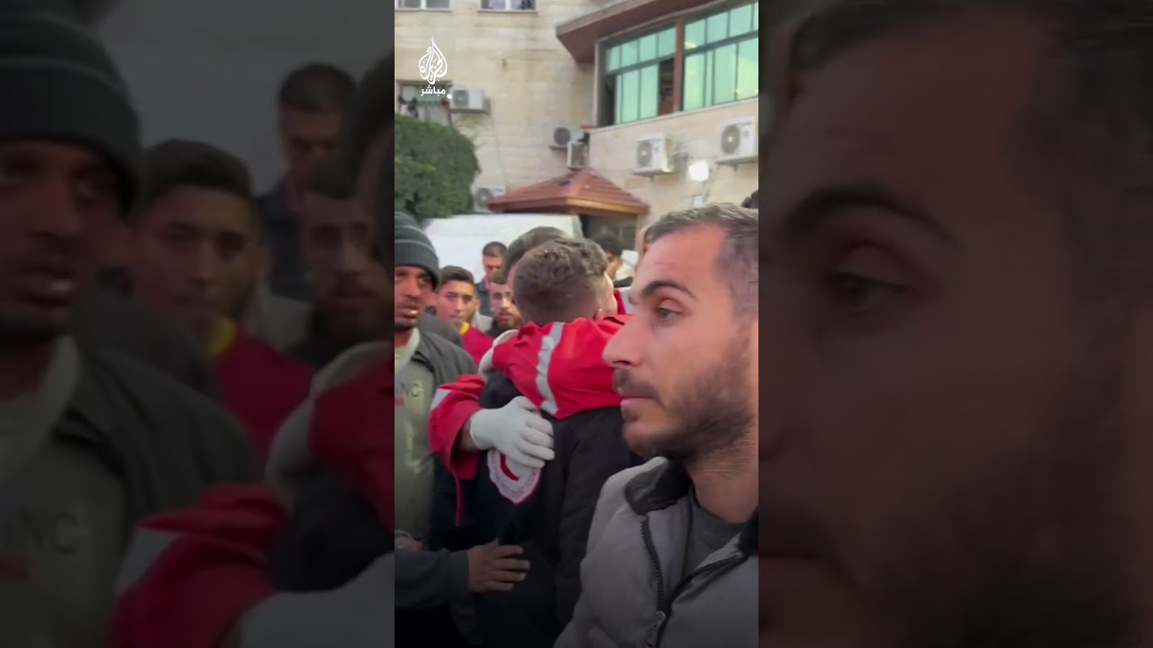 مشهد مؤثر لانهيار مسعف بالهلال الأحمر الفلسطيني إثر استــشـهـاد زميله