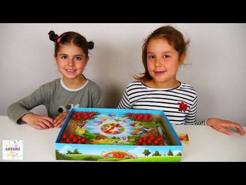 ΦΡΑΟΥΛΟΜΑΖΕΜΑΤΑ 🍓🍓🍓  με την Άρτεμη και την Αριάδνη επιτραπέζιο παιχνίδι για παιδιά