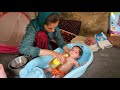 Documentary on the life of a lonely nomadic woman and bathing the baby