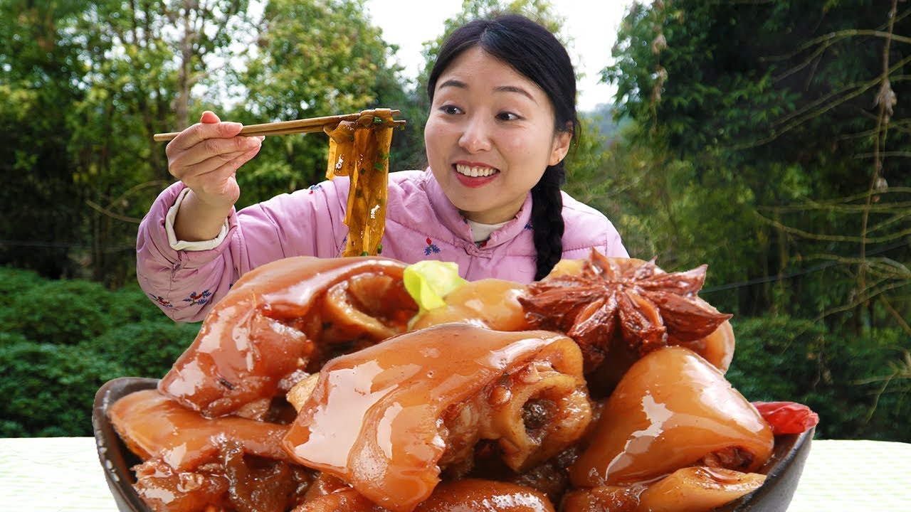 小雨做辣鹵豬蹄，加上一把寬粉，糯唧唧的寬粉耙耙的豬蹄太下飯了【市民朱小雨】