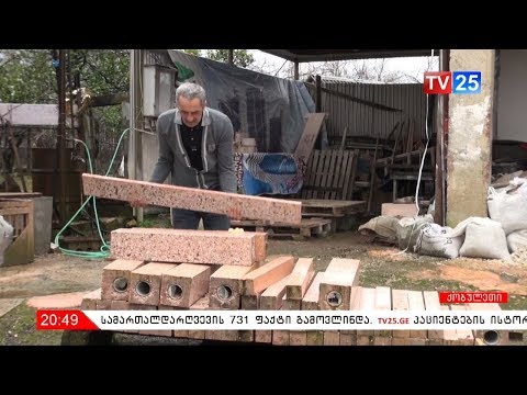 ხელოვანი, რომელიც მოზაიკით ფილებს ამზადებს