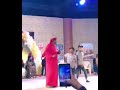 بنت تحضن الفنان في المسرح بنت تحضن الفنان في المسرح