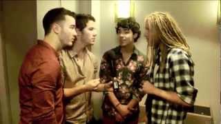 The Jonas Brothers singing "Lovebug" Acapella